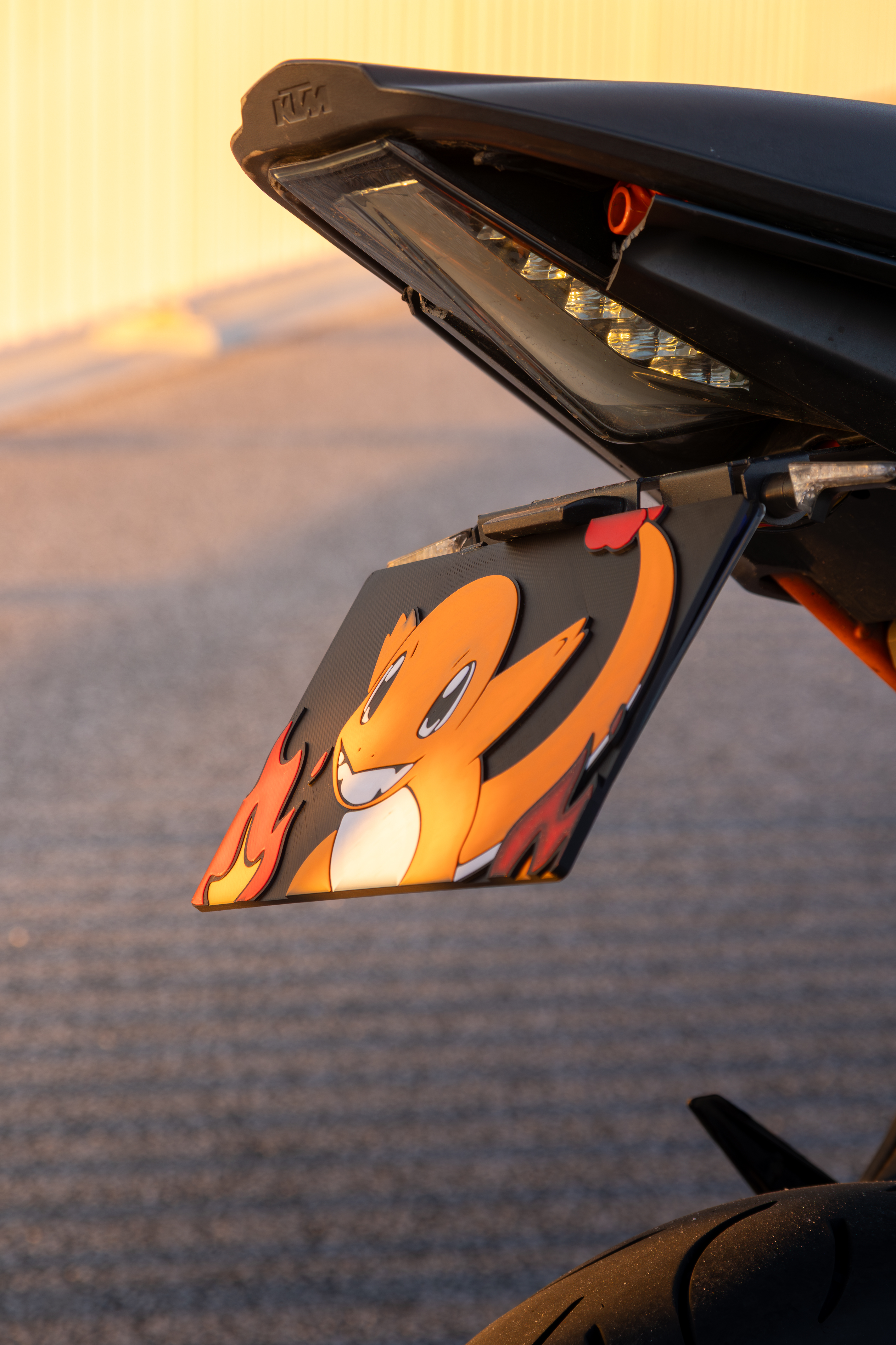 Plaque d'immatriculation Dracaufeu sur KTM — CustomBKS